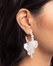 Load image into Gallery viewer, Frilly Feature Gold Earrings