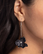 Load image into Gallery viewer, Plentiful Petals Black Earrings