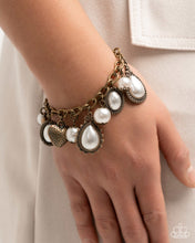 Load image into Gallery viewer, Pearly Prelude Brass Necklace
