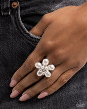 Load image into Gallery viewer, Showstopping Pearls White Rings