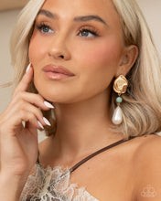 Load image into Gallery viewer, Exquisite Elegance Green Earrings