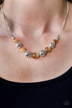 Load image into Gallery viewer, Upper Glass Brown Necklace