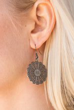 Load image into Gallery viewer, Wildflower Wander Black Earrings