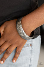 Load image into Gallery viewer, Garden Villa Silver Bangle