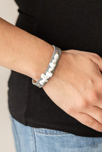 Load image into Gallery viewer, Pebble Paradise Silver Wrap