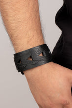 Load image into Gallery viewer, Horse and Carriage Black Snap Bracelet