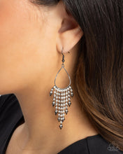 Load image into Gallery viewer, Sharp Streaming Black Earrings