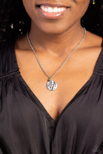 Load image into Gallery viewer, Minimal EFFORTLESS Green Necklace