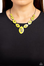 Load image into Gallery viewer, Pressed Flowers Green Necklace