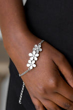 Load image into Gallery viewer, Flowering Fiji White Bracelet