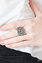 Load image into Gallery viewer, Divinely Daisy Silver Ring - Angie&#39;s $5.00 Bling