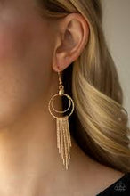 Load image into Gallery viewer, Eye-Catching Edge Gold Earrings