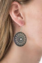 Load image into Gallery viewer, Garden Flower White Earrings
