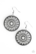 Load image into Gallery viewer, Garden Flower White Earrings