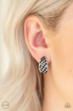 Load image into Gallery viewer, Sparkling Shells Black Clip On Earrings