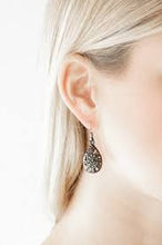 Load image into Gallery viewer, Western Wisteria Black Earrings