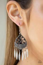 Load image into Gallery viewer, Wolf Den Black Earrings