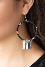 Load image into Gallery viewer, Garden Chimes Black Earrings