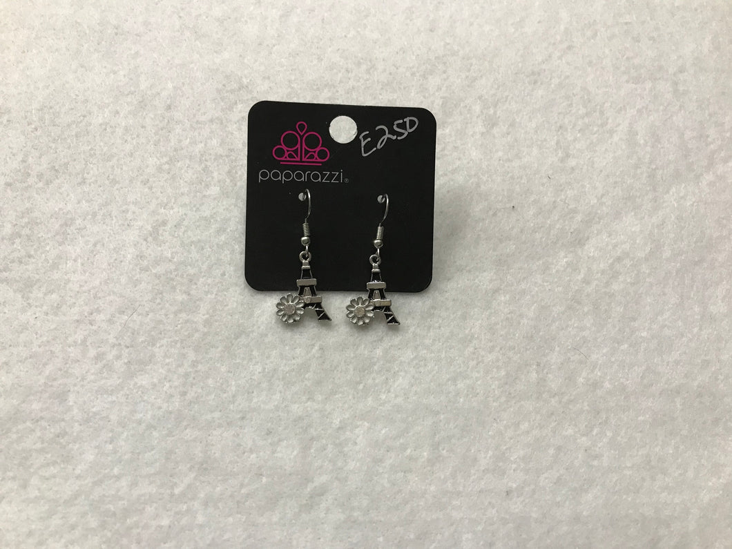 Starlet Shimmer Eiffel Tower Black/White Earrings #250