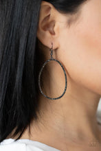 Load image into Gallery viewer, Oval Ruled Black Earrings